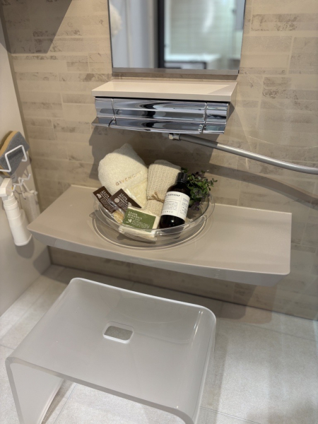 洗面器なども安定して置ける、幅の広いカウンター